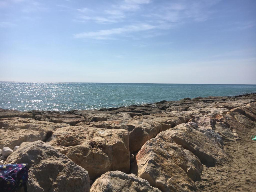 une plage rocheuse avec l'océan en arrière-plan dans l'établissement La Casita Blanca, à Torreblanca