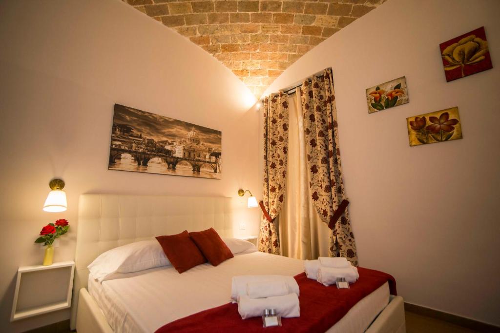 ローマにあるFabiola's Homeのベッドルーム(白いベッド1台、窓付)