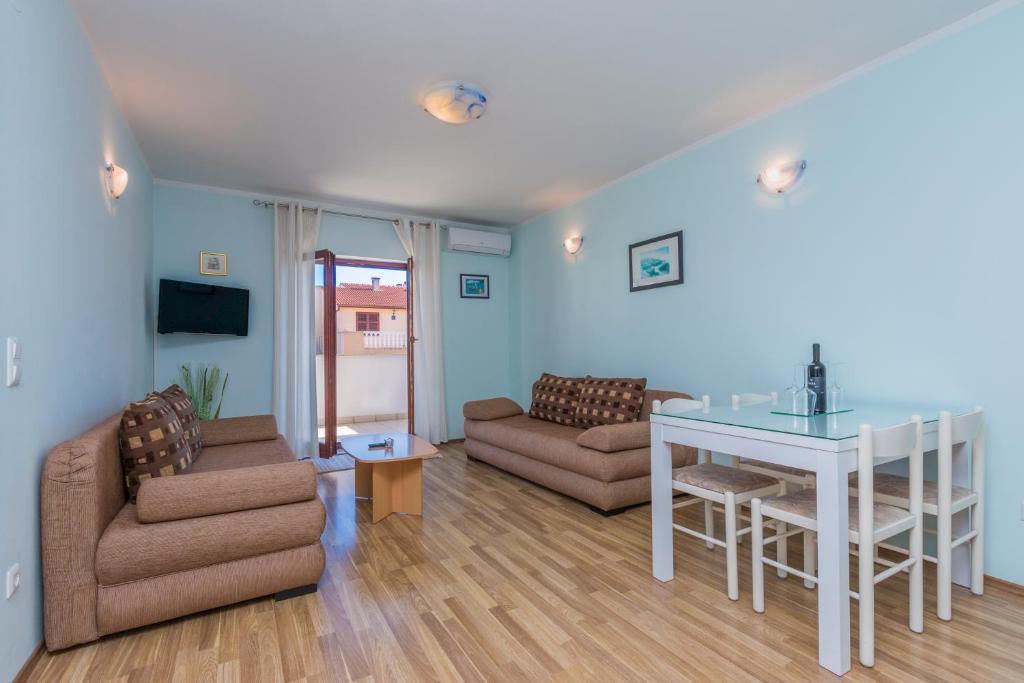 TV a/nebo společenská místnost v ubytování Milos Apartment
