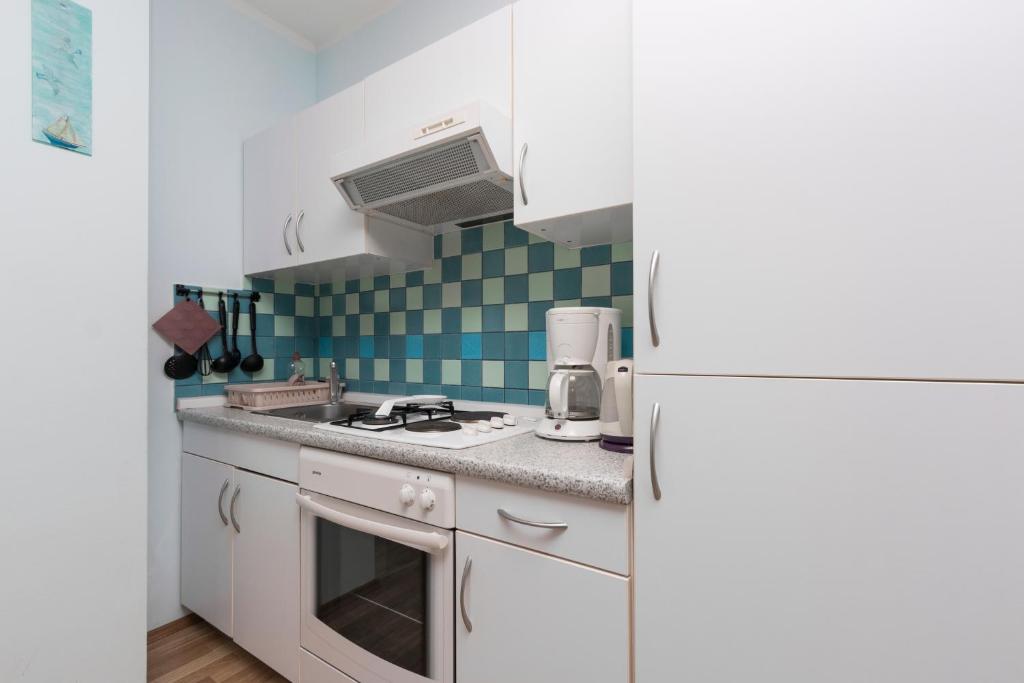 Kuchyň nebo kuchyňský kout v ubytování Milos Apartment