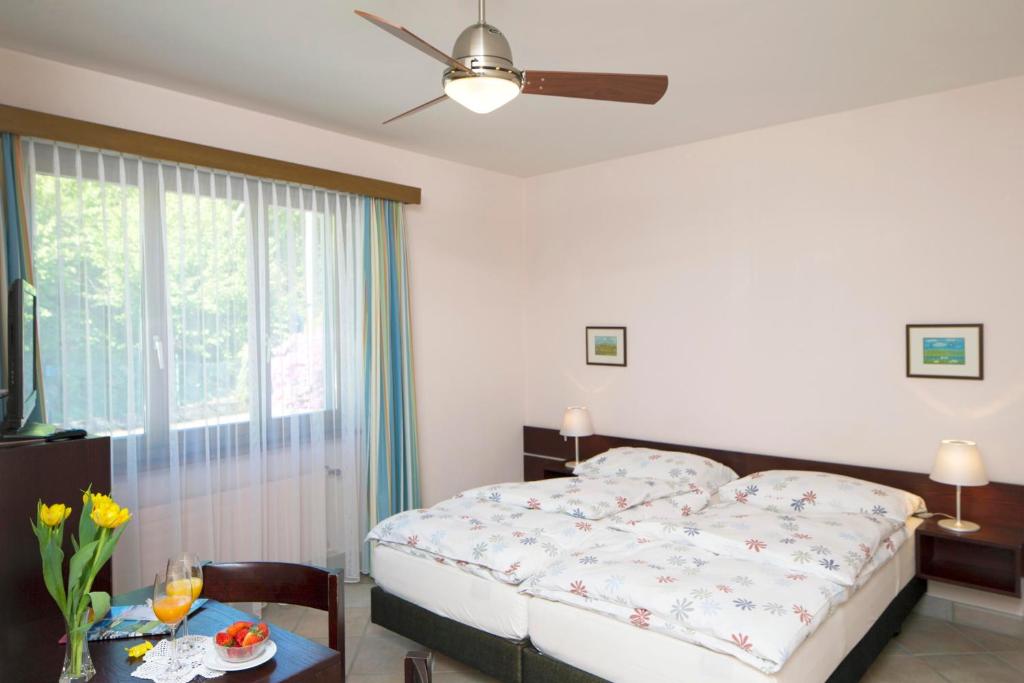 A bed or beds in a room at Garni Elena