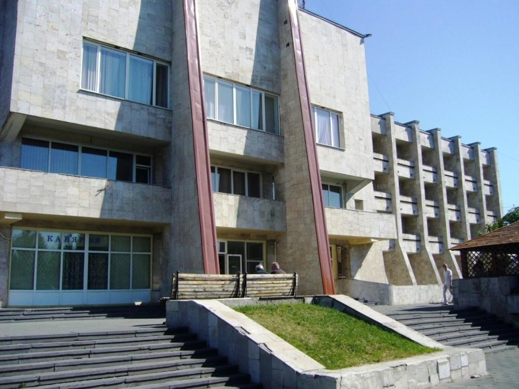 un gran edificio con escaleras delante en Hotel Profspilkovyi, en Lutsk