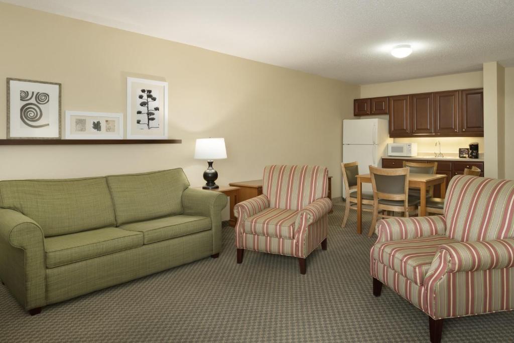 Country Inn & Suites by Radisson, Grinnell, IA - Camera King Con Divano Letto E Angolo Cottura