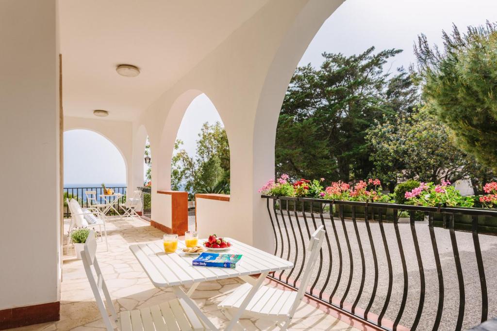 シラクーサにあるVilla del Quarzoの海の景色を望むパティオ(テーブル、椅子付)