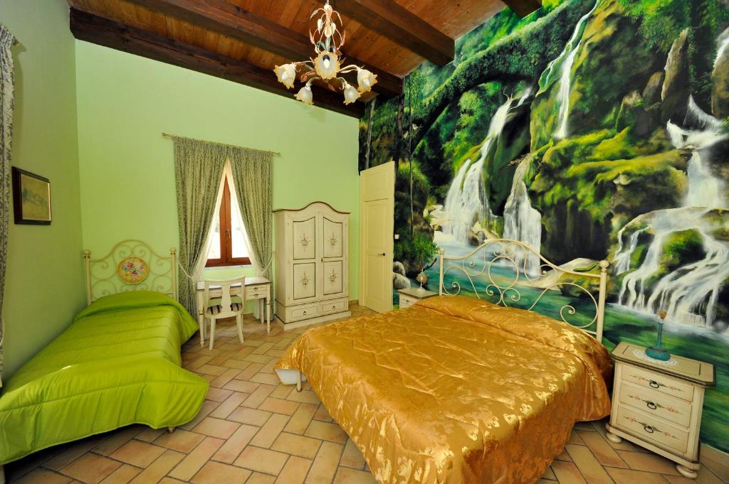 - une chambre avec 2 lits et un tableau mural dans l'établissement Agriturismo La Palazza, à Sala Consilina