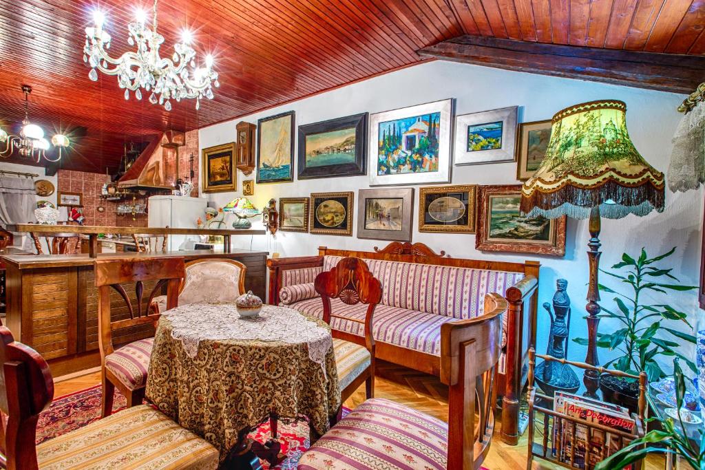 Royal Antique Apartment - Four-Bedroom Apartment