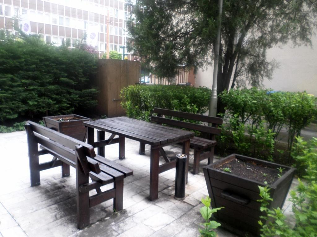 A garden outside Apartments Leslie