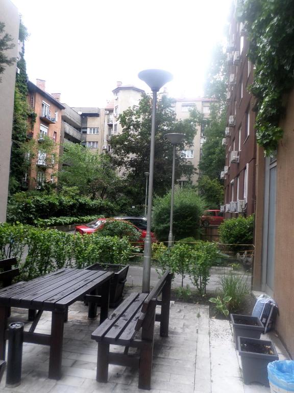 A garden outside Apartments Leslie