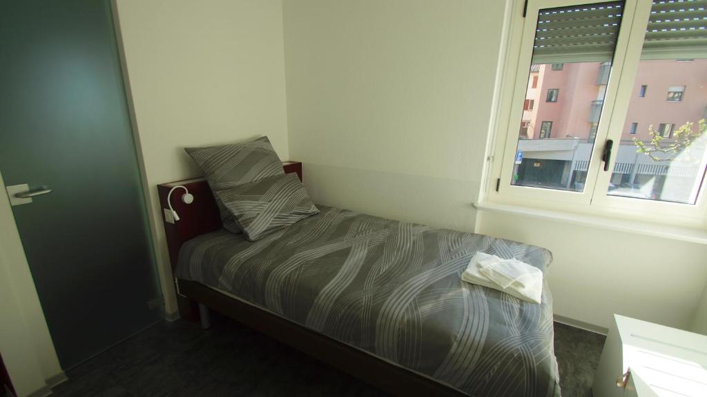 Postel nebo postele na pokoji v ubytování Albergo Porta Verzasca