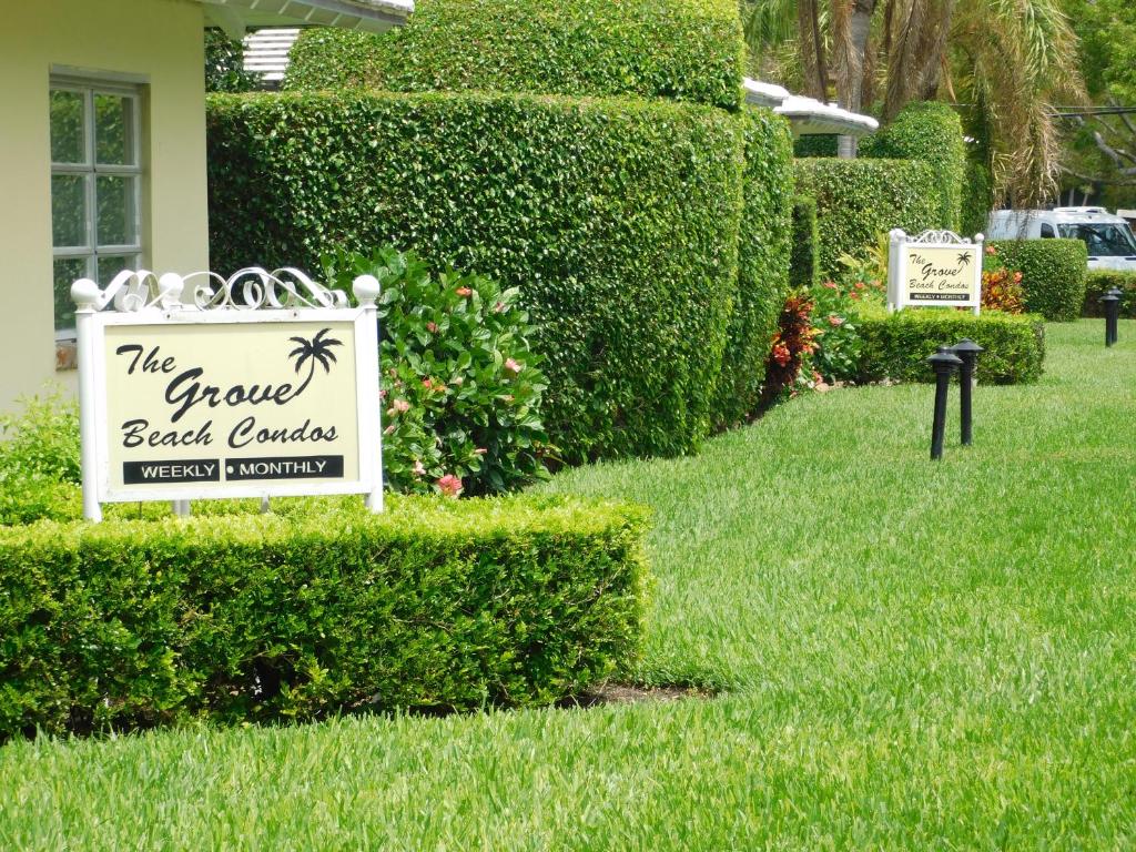 ein Schild für die wachsenden Strandgärten vor einem Haus in der Unterkunft The Grove Beach Condominiums in Delray Beach