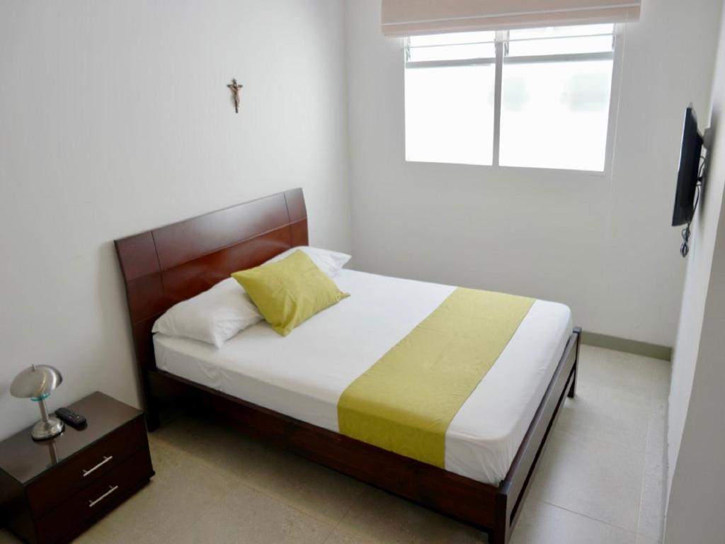 A bed or beds in a room at Amoblados Medellin Estadio