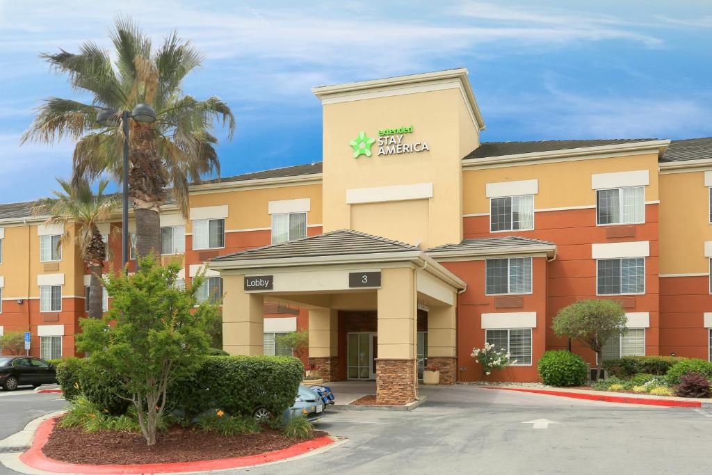 un hotel con una palmera en un aparcamiento en Extended Stay America Suites - San Francisco - San Carlos, en San Carlos