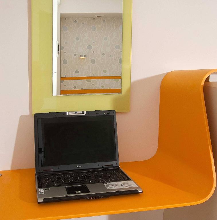 Televízia a/alebo spoločenská miestnosť v ubytovaní Amazon Hotel