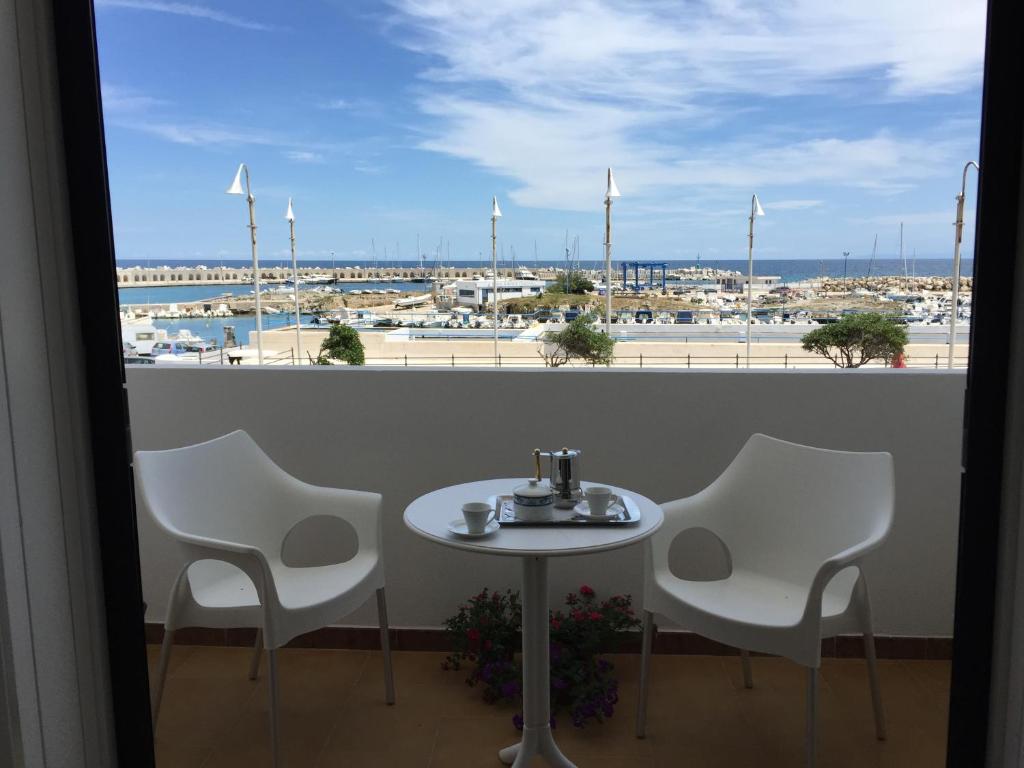 サン・フォカにあるCasa sul Mare - WIFI free - parcheggio privatoの空港の景色を望むバルコニー(テーブル、椅子付)