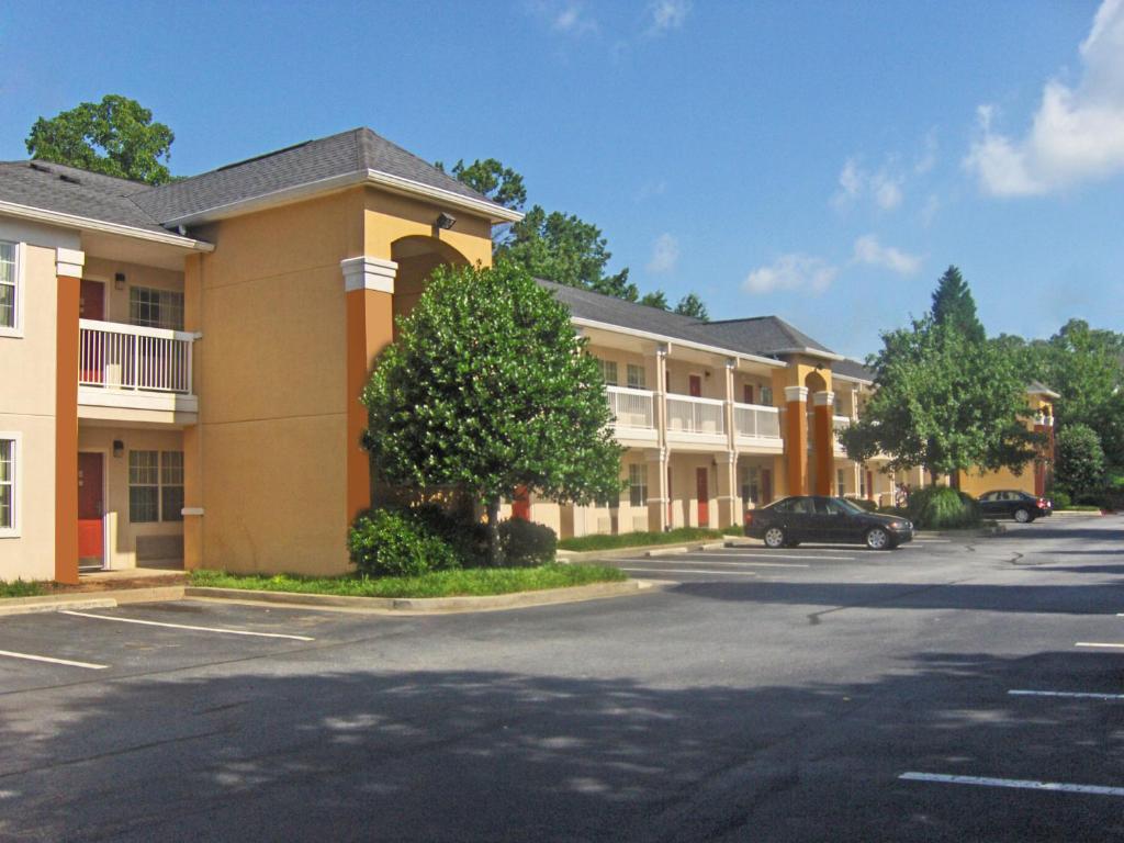 un estacionamiento frente a un gran edificio en Extended Stay America Select Suites - Atlanta - Cumberland Mall, en Atlanta