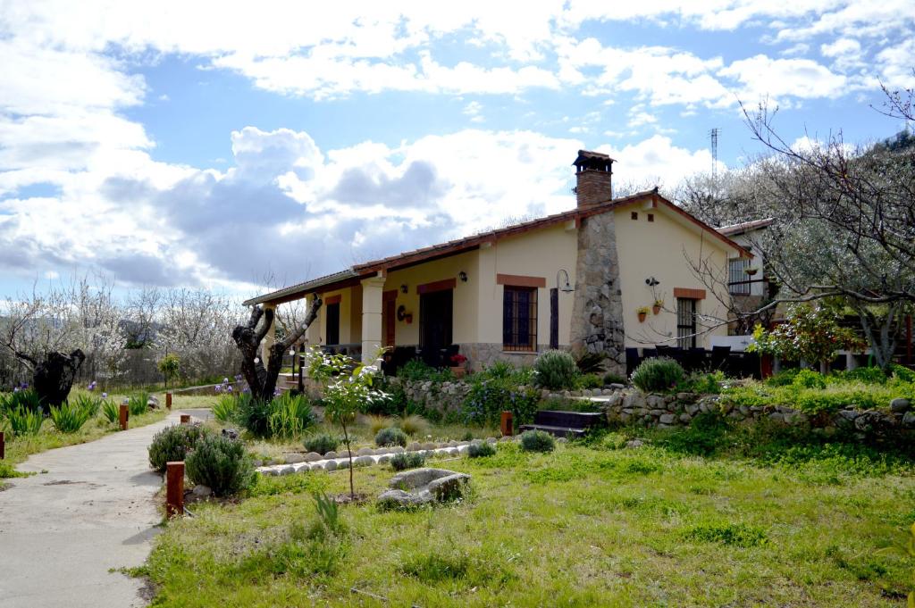 una pequeña casa en un campo al lado de un patio en Casa Valeriana, en Navaconcejo