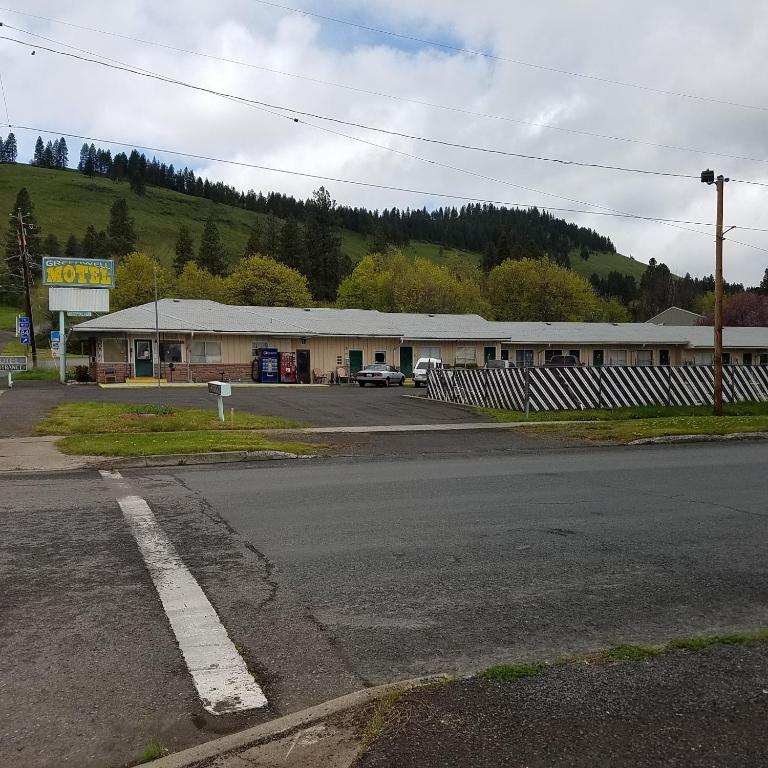 een lege parkeerplaats voor een gebouw bij Greenwell Motel in La Grande