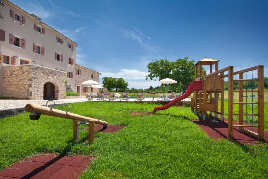 Plac zabaw dla dzieci w obiekcie Villa Poropati, Grožnjan, Istria - Luxury Countryside Estate for up to 19 persons - Large pool of 80m2 with kids section