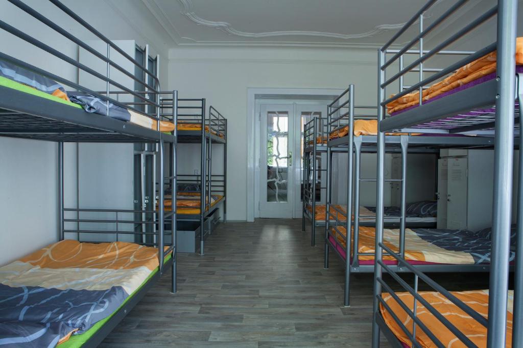 Palanda nebo palandy na pokoji v ubytování Hostel Fontana