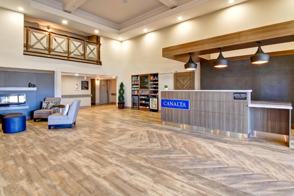 een lobby van een ziekenhuis met een wachtkamer bij Canalta Brooks in Brooks
