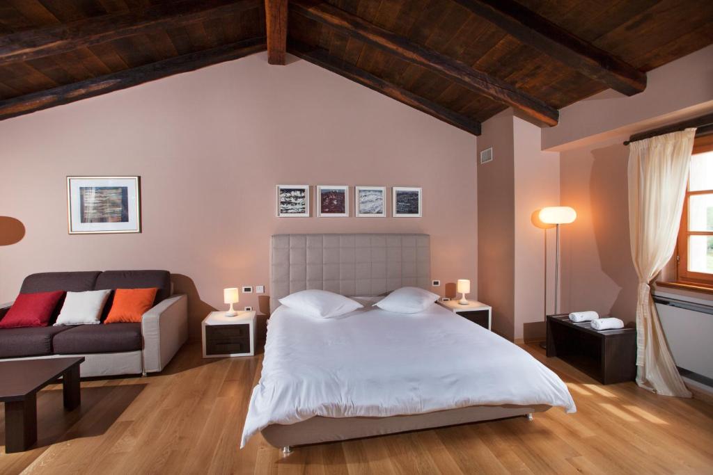 Łóżko lub łóżka w pokoju w obiekcie Villa Poropati, Grožnjan, Istria - Luxury Countryside Estate for up to 19 persons - Large pool of 80m2 with kids section