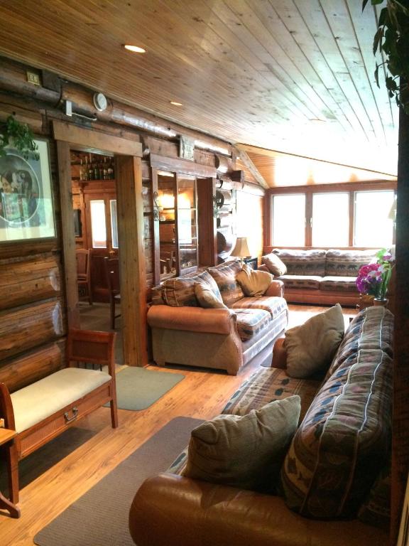 Posezení v ubytování Helmcken Falls Lodge Cabin Rooms and RV Park