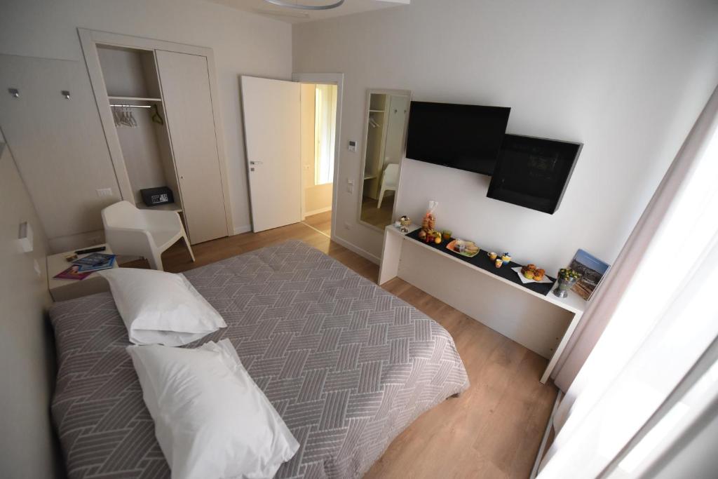 Nicola's Luxury Rooms - 12