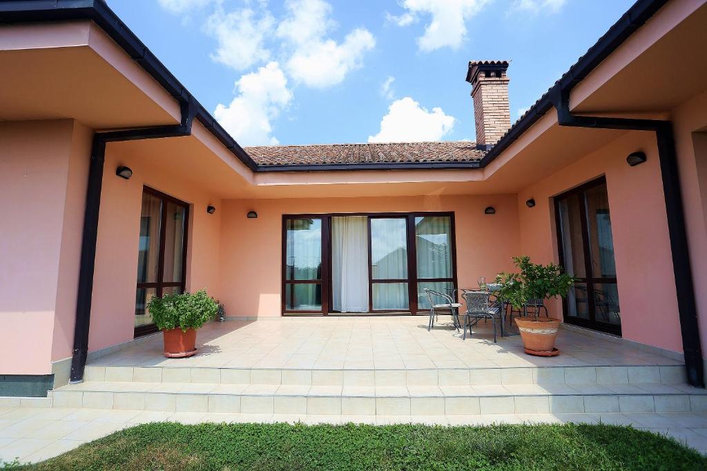 une maison avec une terrasse en face de celle-ci dans l'établissement Apartment Larin, à Zagreb