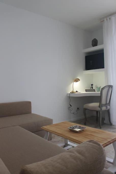 A television and/or entertainment centre at Magnifico apartamento en las dunas de corralejo