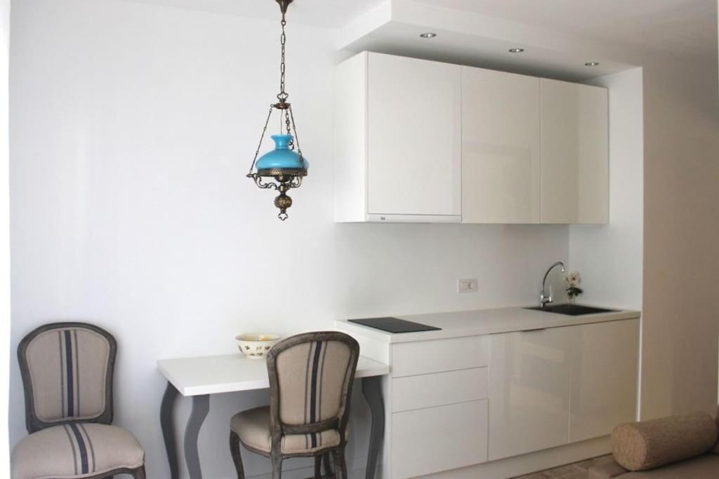 A kitchen or kitchenette at Magnifico apartamento en las dunas de corralejo
