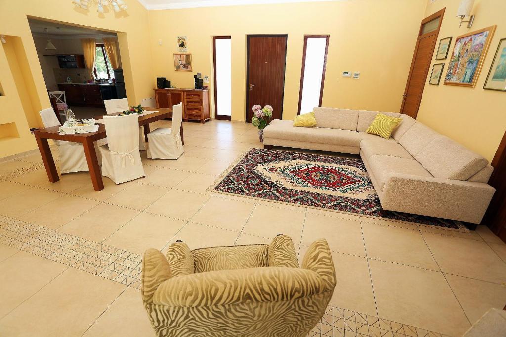 salon z kanapą i stołem w obiekcie Apartment Larin w Zagrzebiu