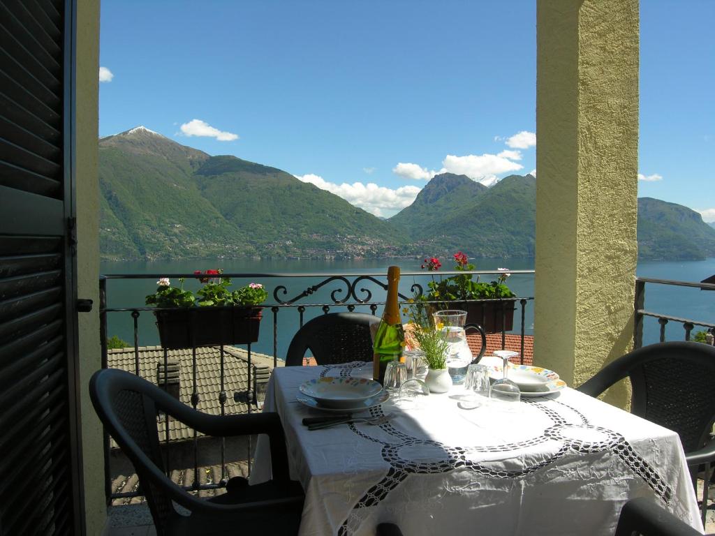 een tafel op een balkon met uitzicht op het water bij Casa Gabriella in San Siro