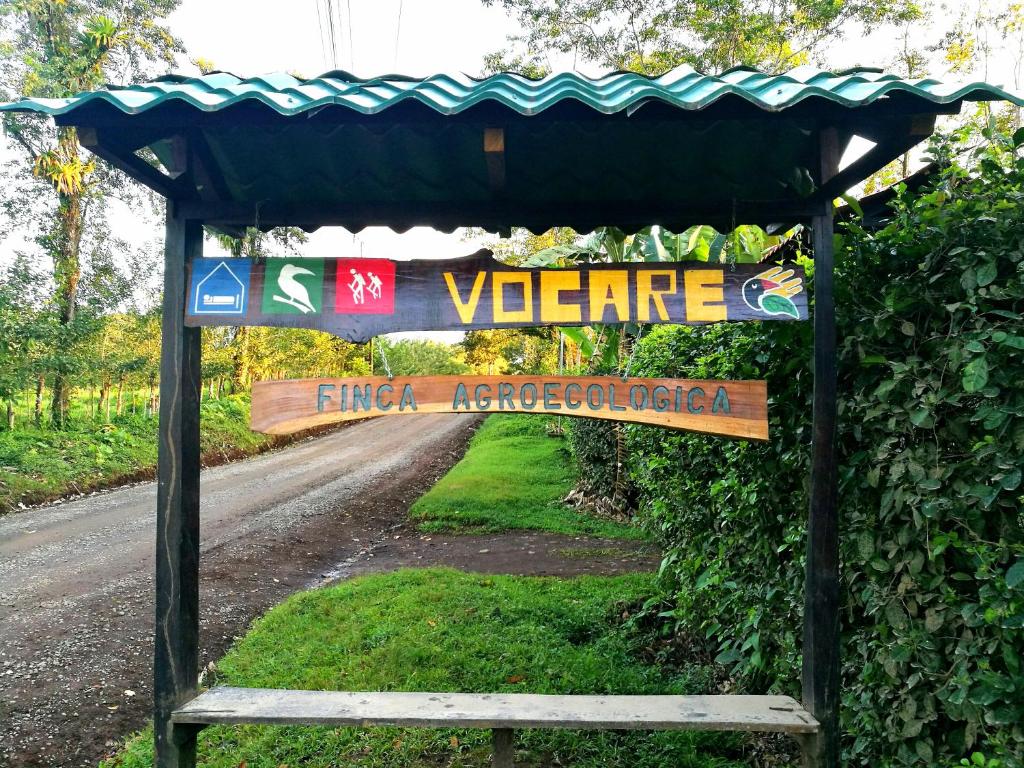 um sinal que diz vogie em uma estrada de terra batida em Vocaré Finca Agroecológica em Upala