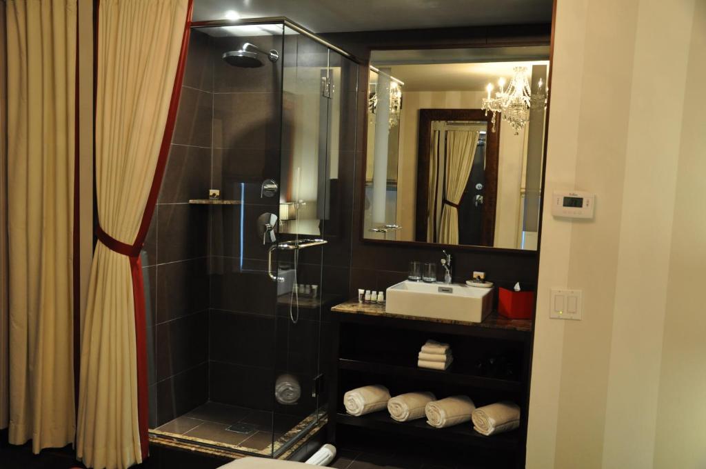 Um banheiro em Sanctuary Hotel New York