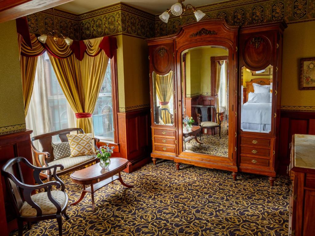 The Inn at 2nd & C - Deluxe King Room