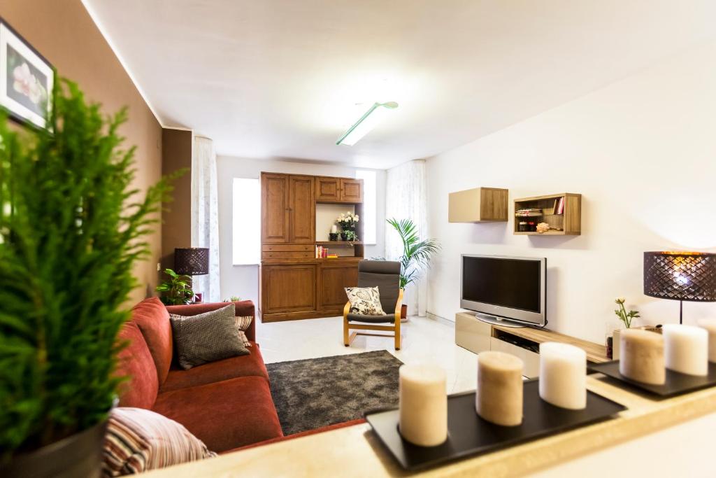 Appartamento Telese Terme في تيليسي: غرفة معيشة مع أريكة وتلفزيون