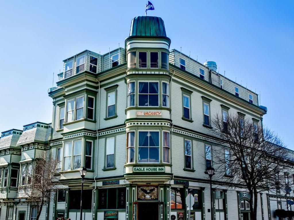 un edificio verde con una cúpula encima en The Inn at 2nd & C, en Eureka