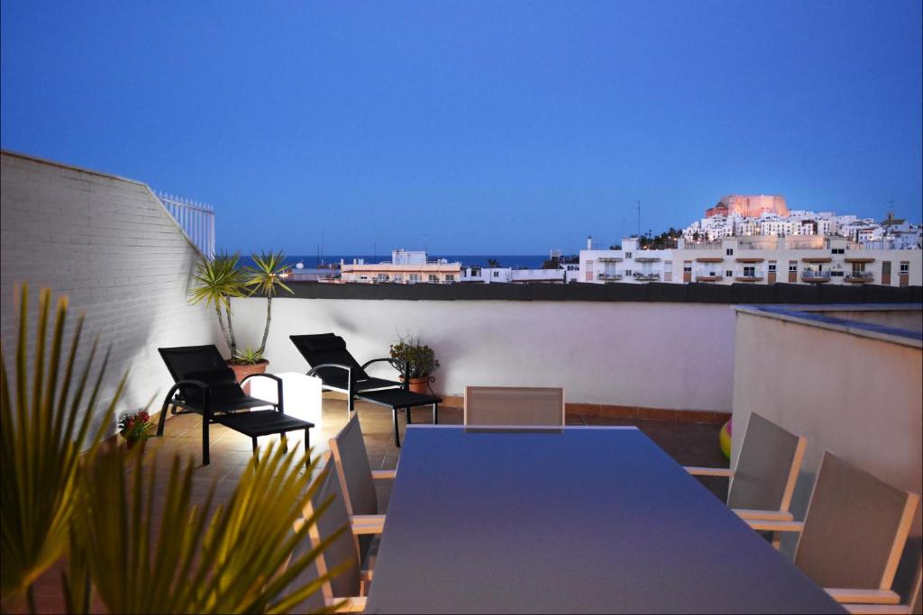 d'une table et de chaises sur un balcon avec vue. dans l'établissement Sky Home Peñiscola, à Peñíscola