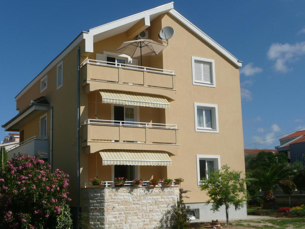 un edificio con balcones en un lateral en Apartments Toni, Borik, en Zadar