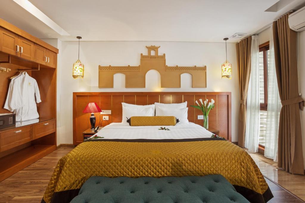 Postel nebo postele na pokoji v ubytování Hanoi Golden Holiday Hotel