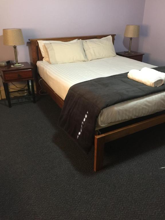 A bed or beds in a room at Rochester Tavern