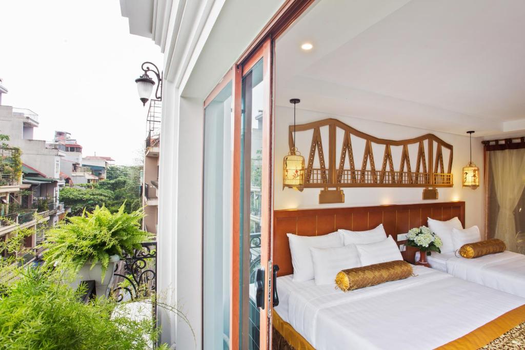 Postel nebo postele na pokoji v ubytování Hanoi Golden Holiday Hotel