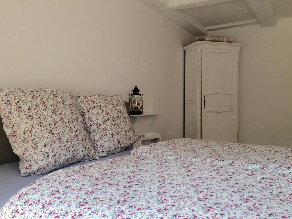 a bedroom with a bed with two pillows at Bed and Breakfast 57 in Asuel