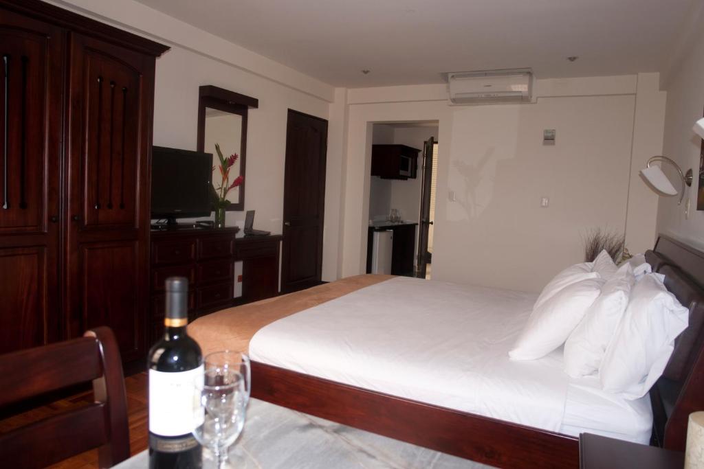 Postel nebo postele na pokoji v ubytování Hotel Plaza Real Suites & Apartments San Jose