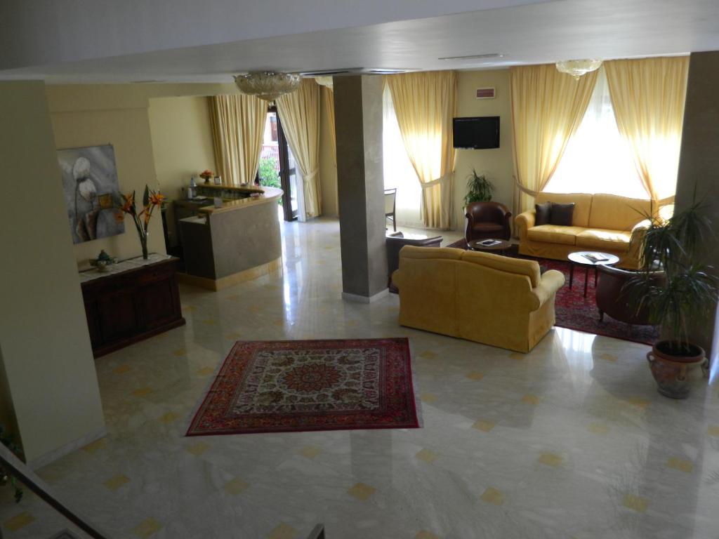 TV a/nebo společenská místnost v ubytování Hotel Le Palme