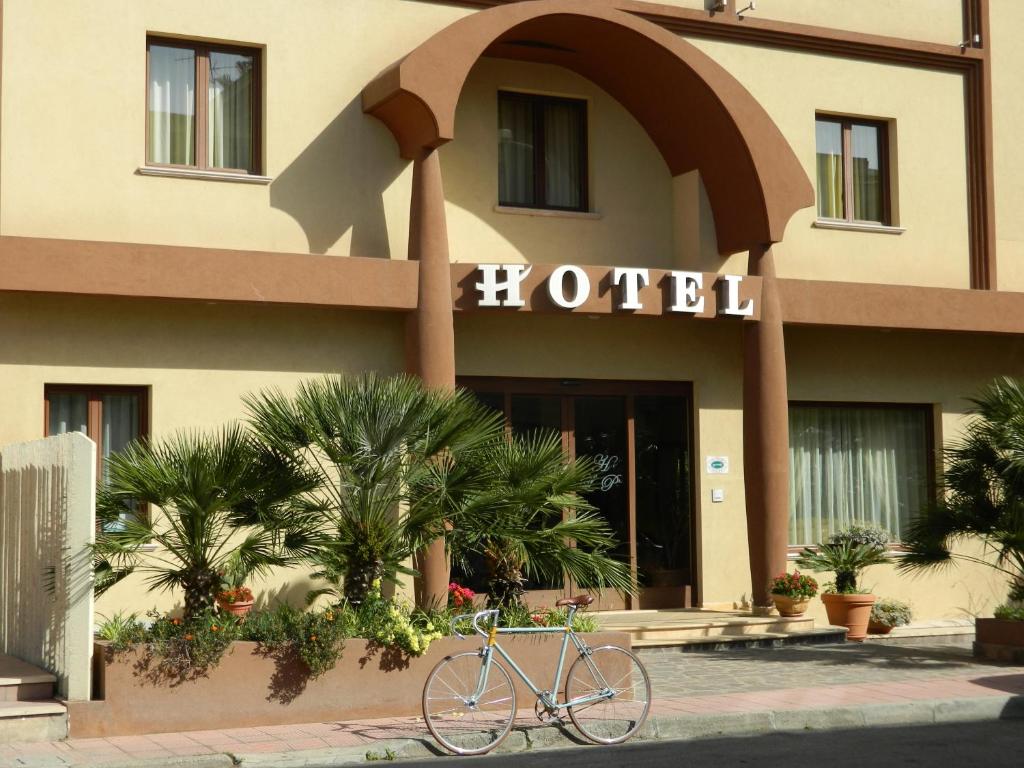 a bike parked in front of a hotel at Hotel Le Palme in Gioia Tauro