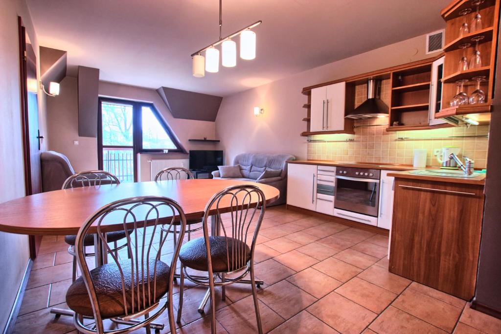 a kitchen and dining room with a table and chairs at ZAKOkrywan in Zakopane