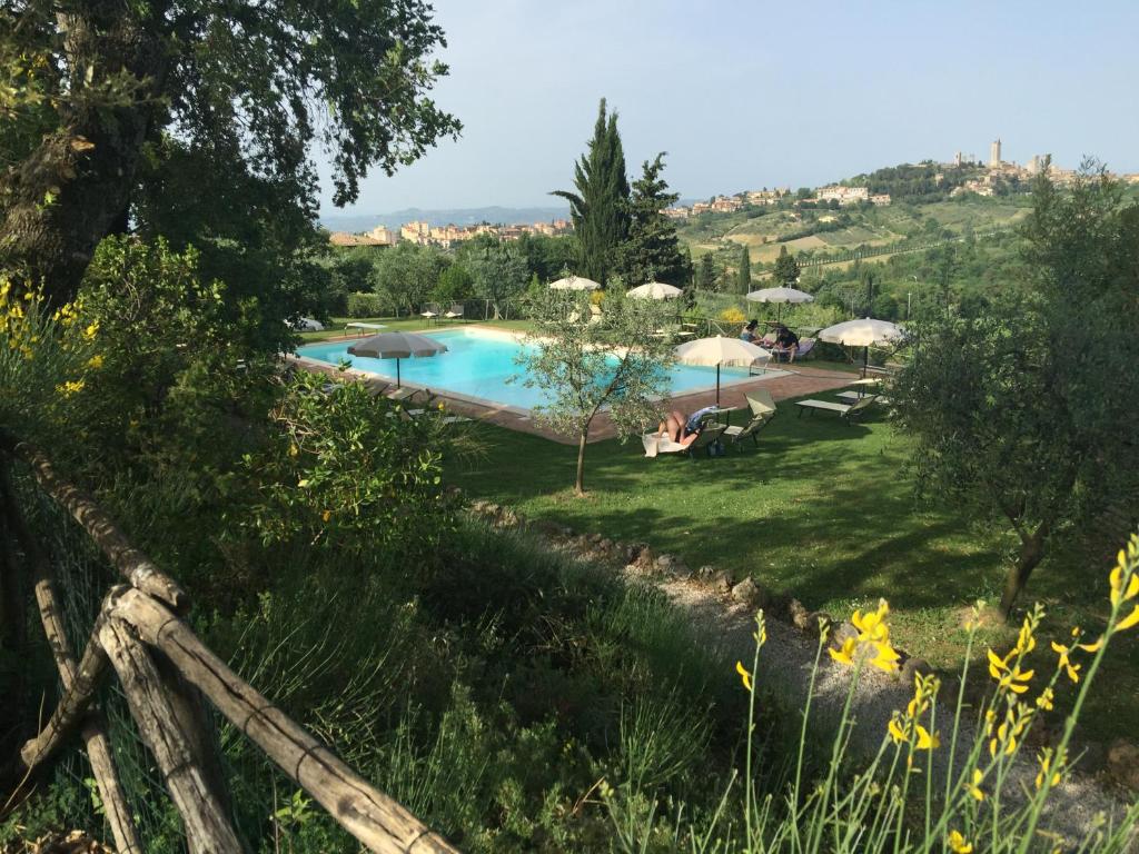 Bazén v ubytování Podere Sant'Elena nebo v jeho okolí