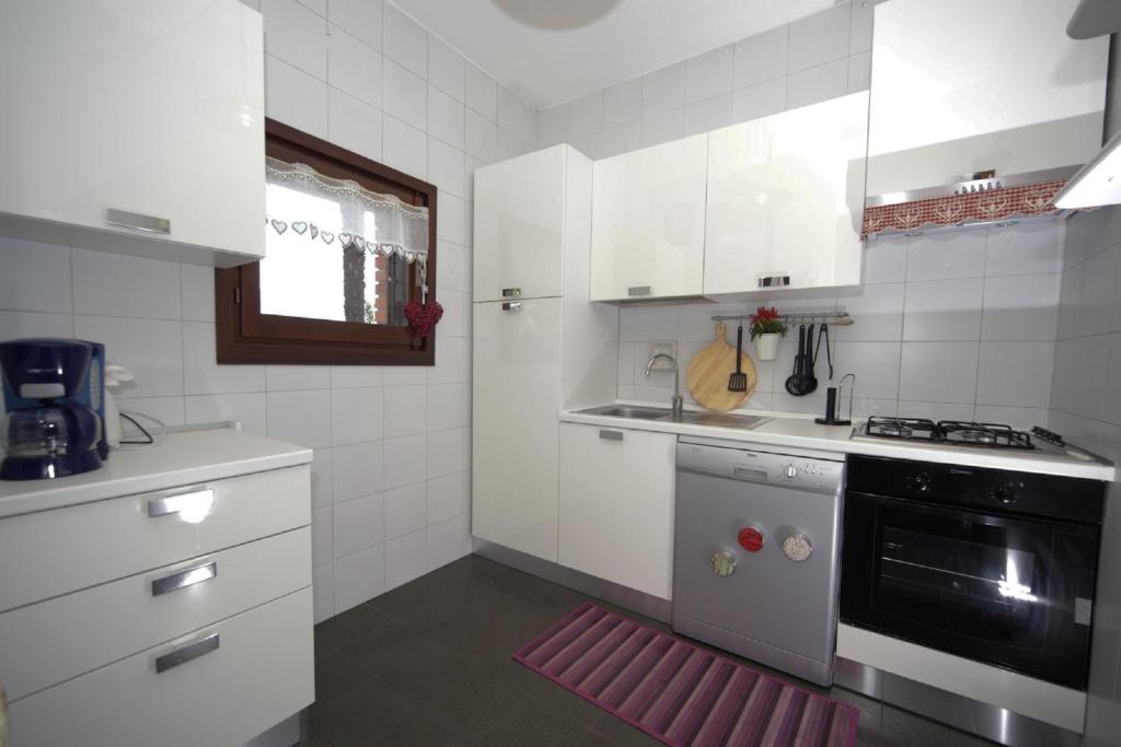 Kuchyň nebo kuchyňský kout v ubytování Red House