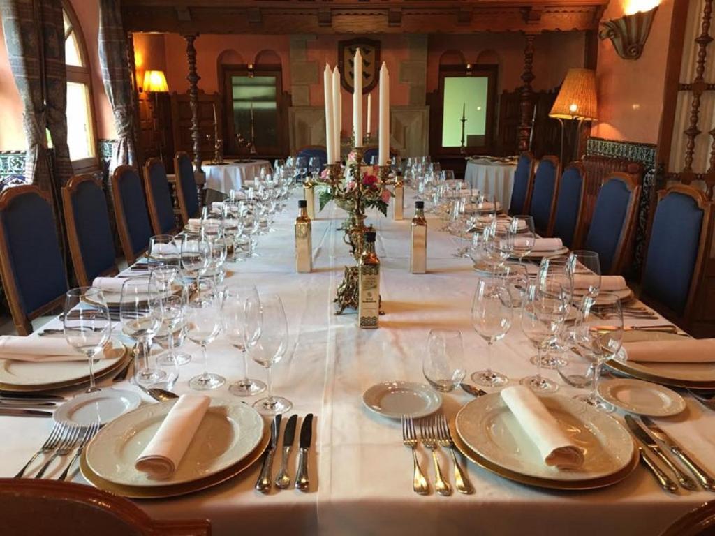 Un restaurante o sitio para comer en Hotel Castillo El Collado